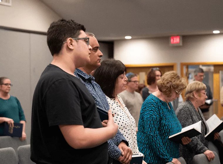 worshippers singing along at shabbat service