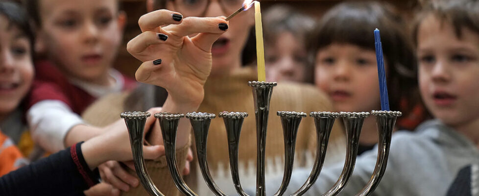 Preschoolers Attend Menorah Lighting At Washington Synagogue Ahead Of Hanukkah