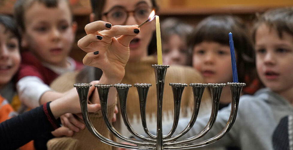 Preschoolers Attend Menorah Lighting At Washington Synagogue Ahead Of Hanukkah